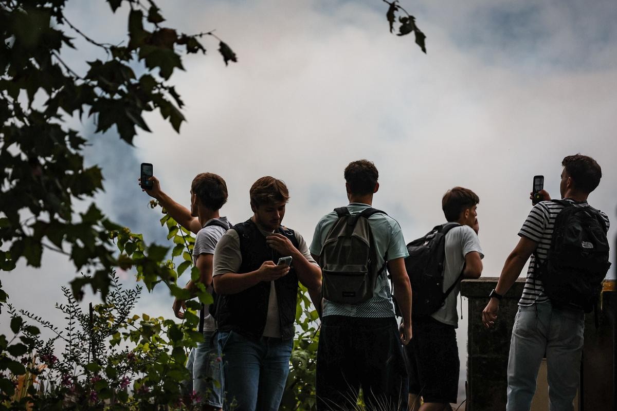 Lycées français : la jeunesse se soulève, le pouvoir réprime, la question de la violence divise